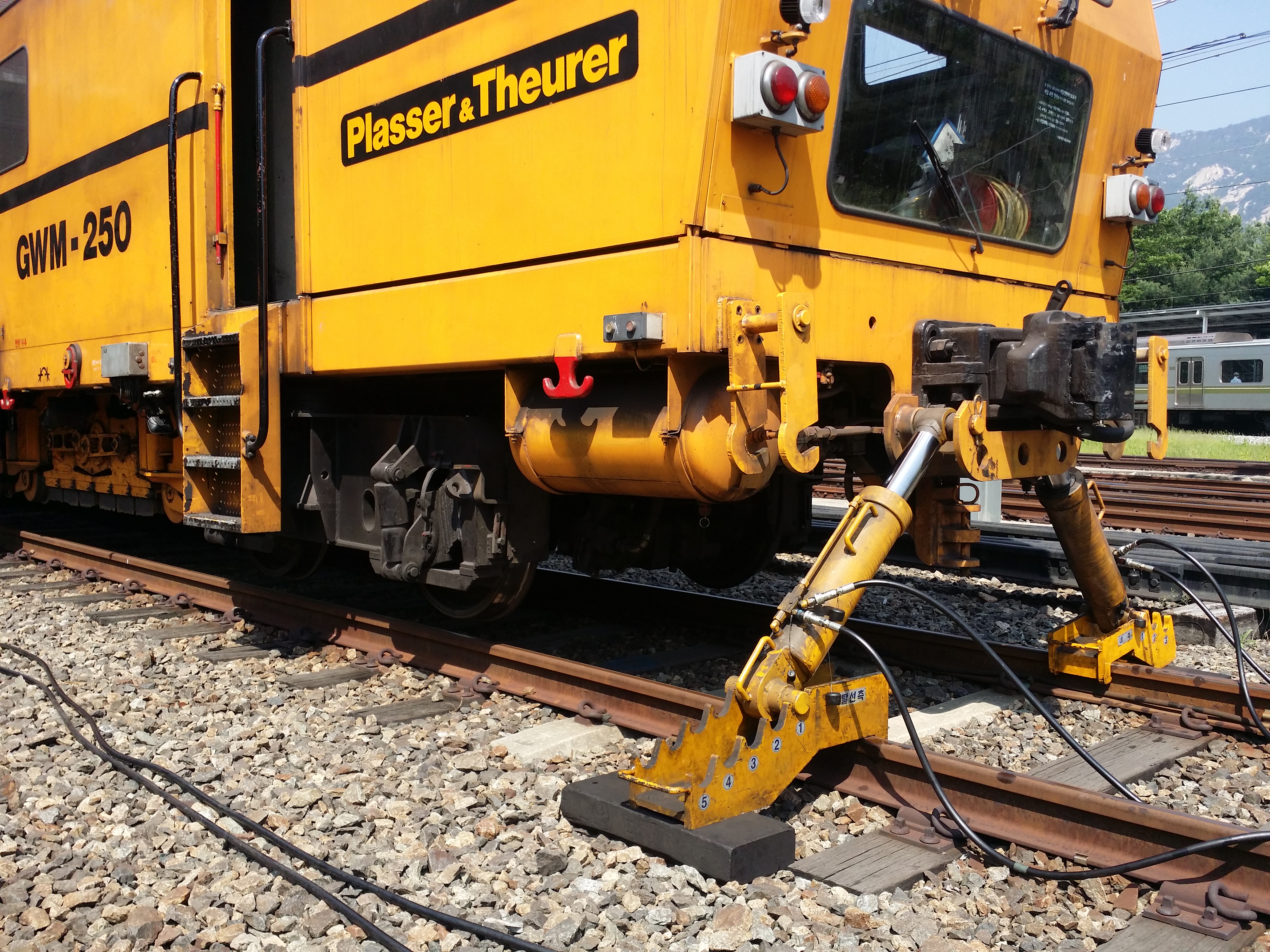 레일연마차 탈선복구장치.jpg