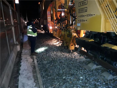 고속분기기 궤간내 자갈정리.png