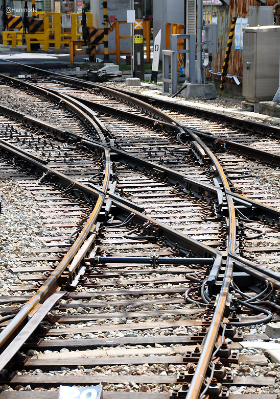 구내에서 본선과 평면교차하는 분기선.jpg