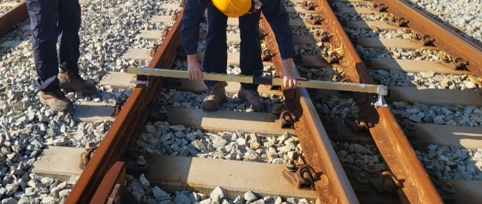 궤간게이지로 측정.jpg