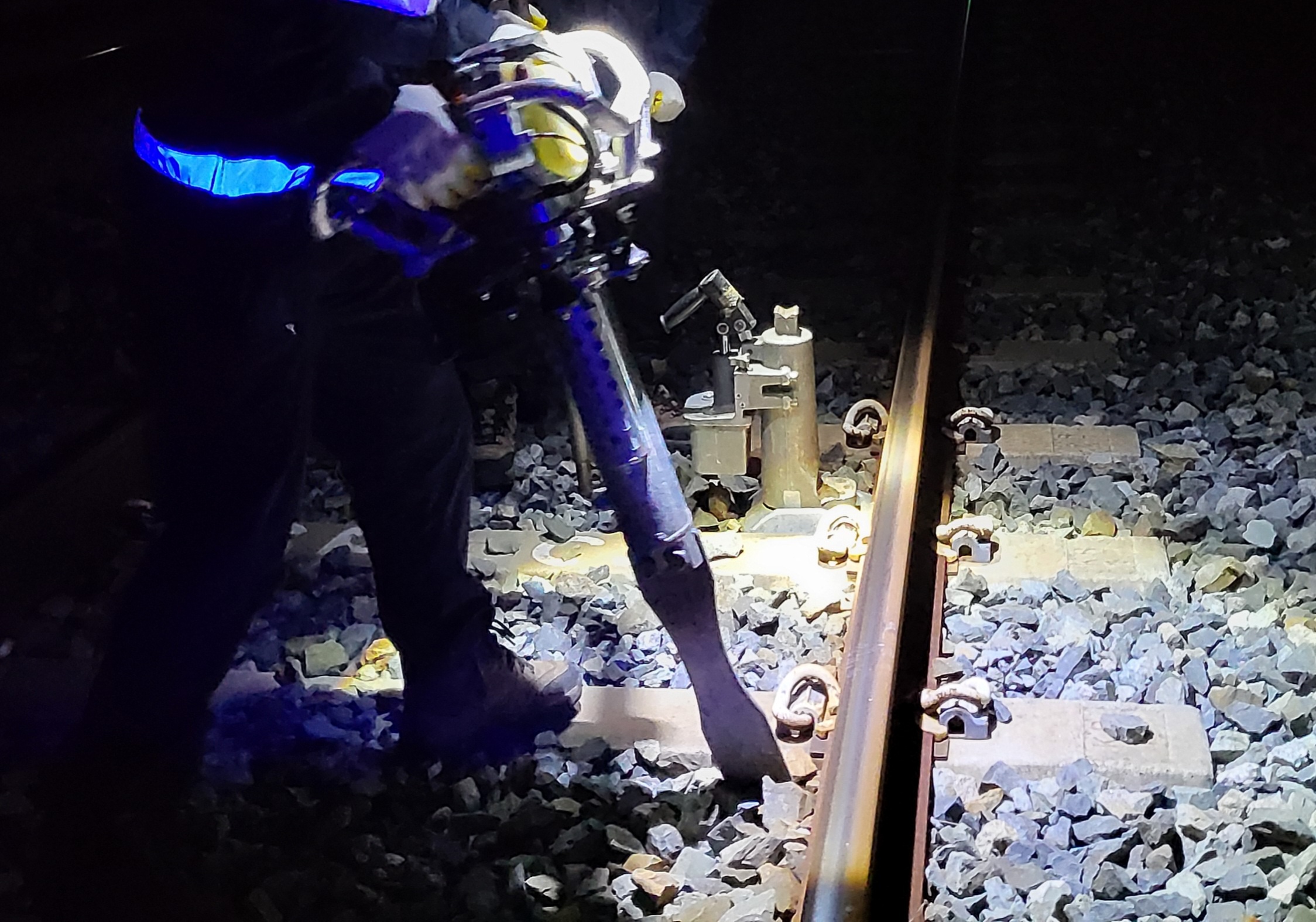 핸드타이탬퍼로 선로 다지는 작업.jpg