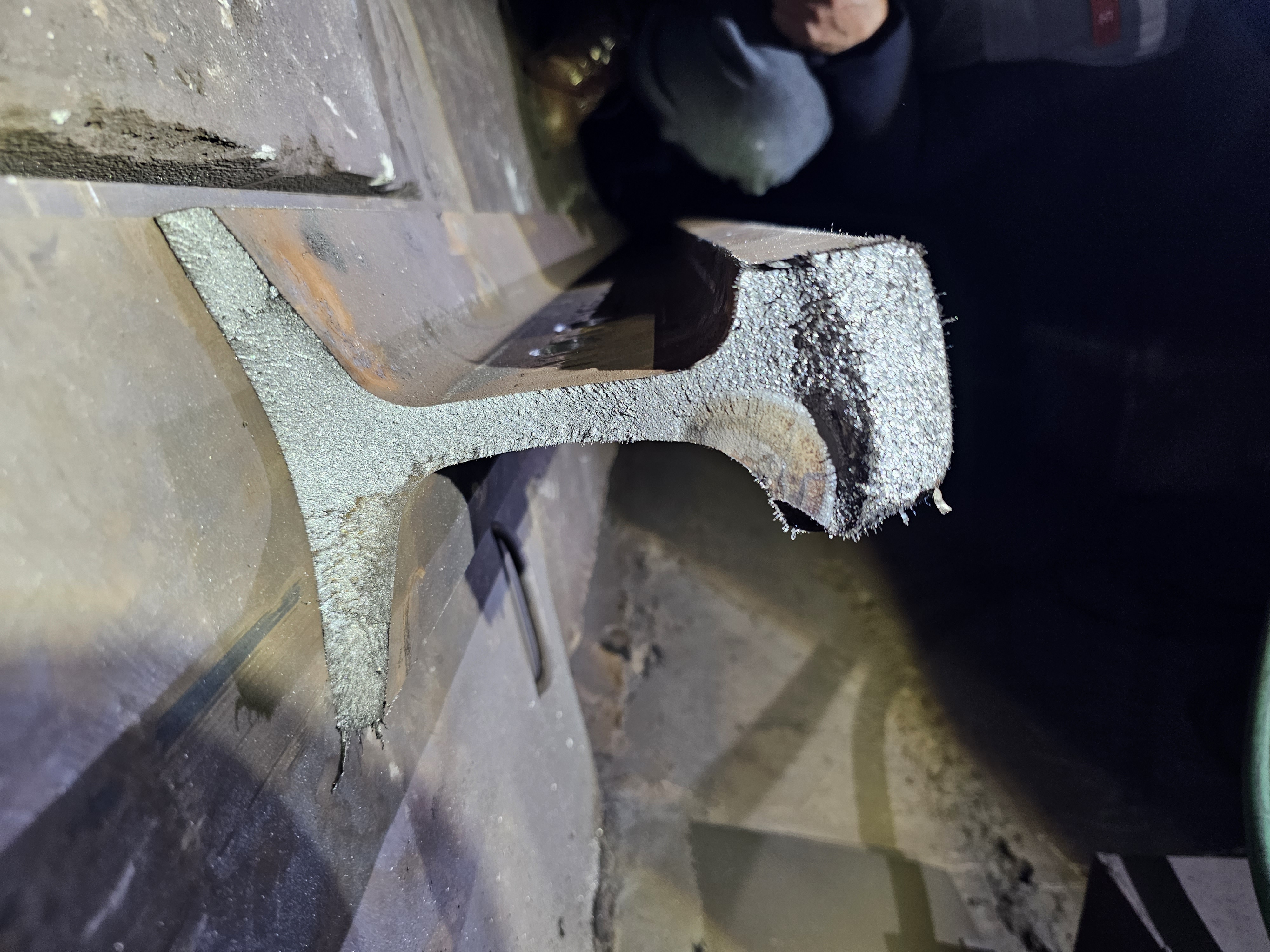 T용접부 균열 단면 사진.jpg