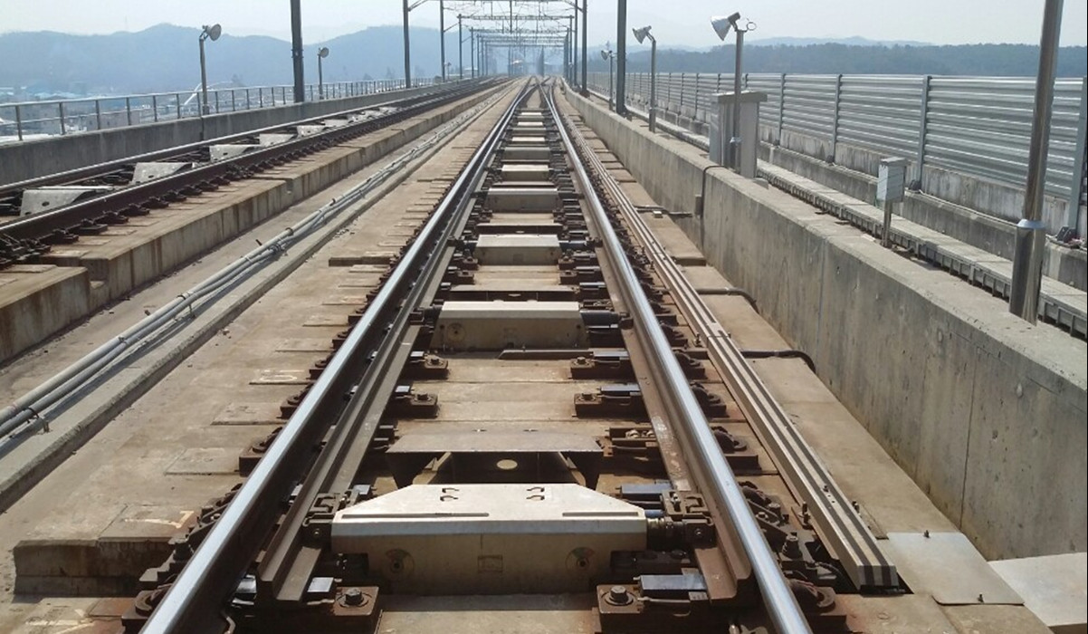 콘크리트 궤도 고속분기기.jpg