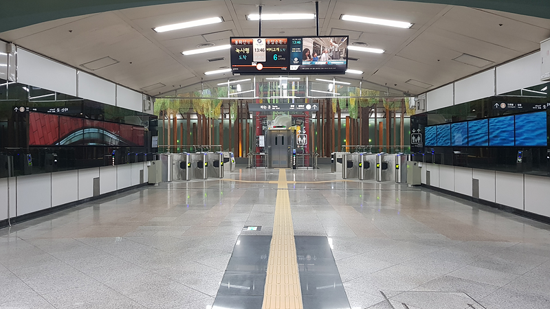 녹사평역_06.png